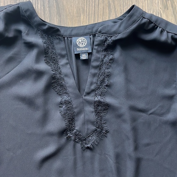 Bobeau Women's Double Ruffle Hem Split Neck Top - Sz XS - Like New - Picture 4 of 7